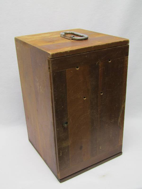 lot 5571 image: Cool Wooden Keep Sake Treasure ChestBox
