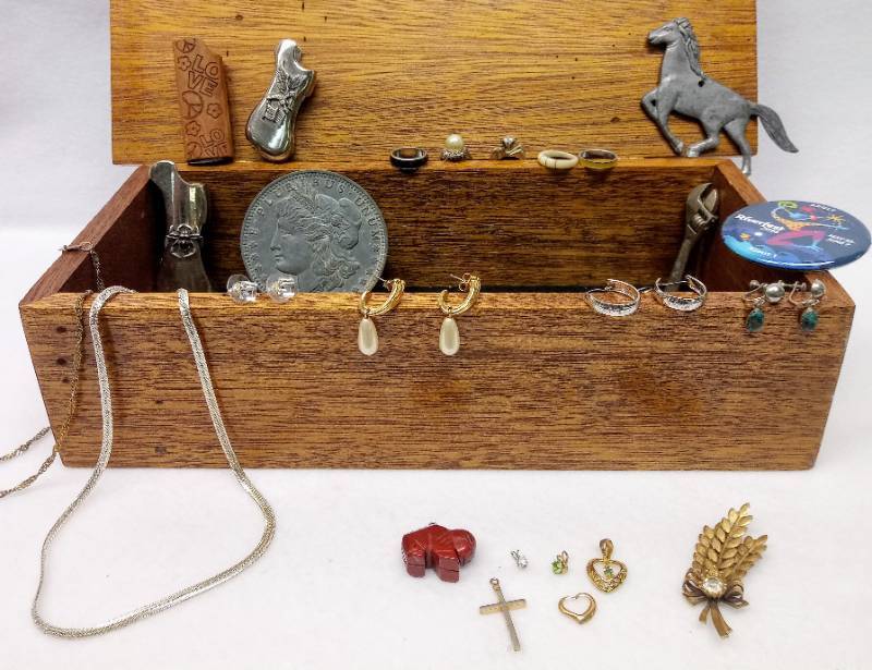 lot 5591 image: Jewelry Box and Contents- Rings and More