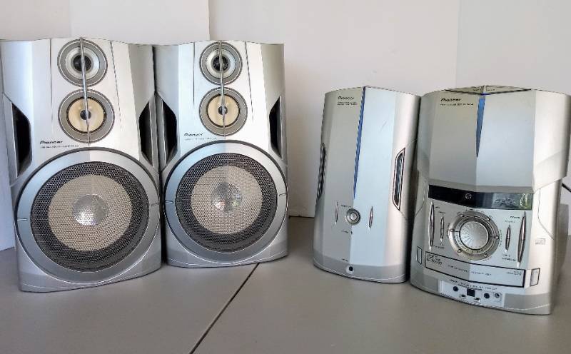 lot 5402 image: Pioneer Stereo  CD  Tuner  Speakers