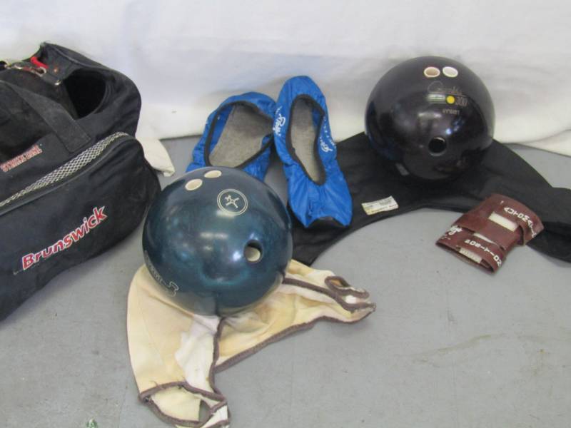 lot 5619 image: Hammer Bowling Balls- 2 and 2 Ball Bowling Bag