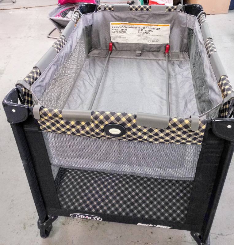 lot 5633 image: Graco Play N Pack   Playpen