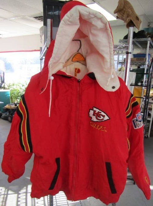 lot 5658 image: Reversible Kansas City Chiefs Mens Coat- Estimated XL