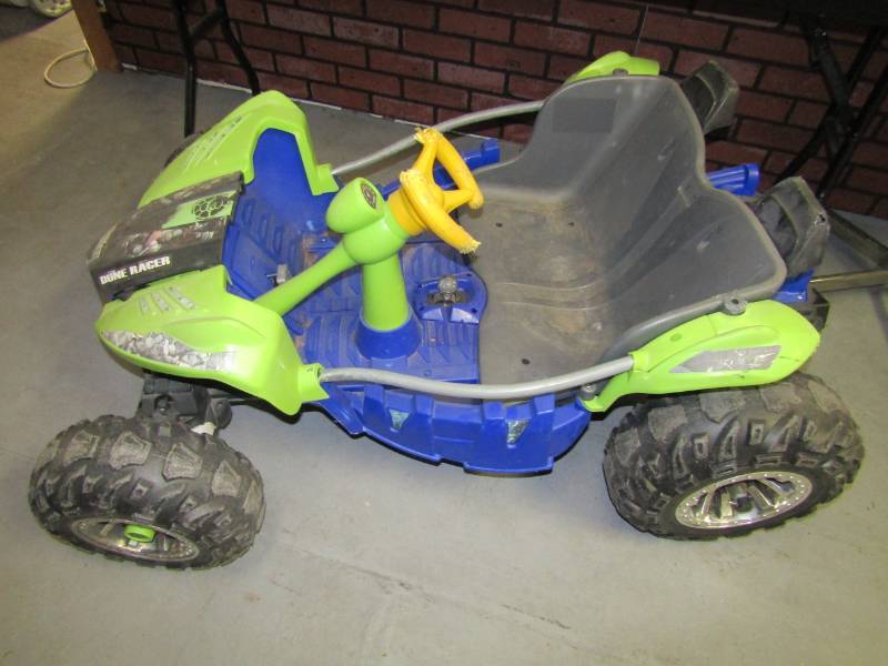 lot 11 image: Dune Racer- Kids Battery Operated Ride On  Power Wheels