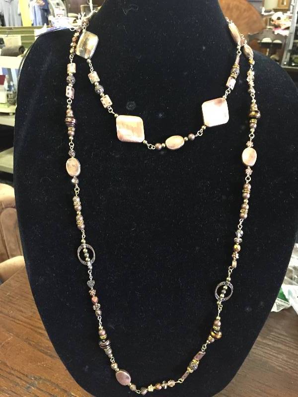 lot 3367 image: Necklace