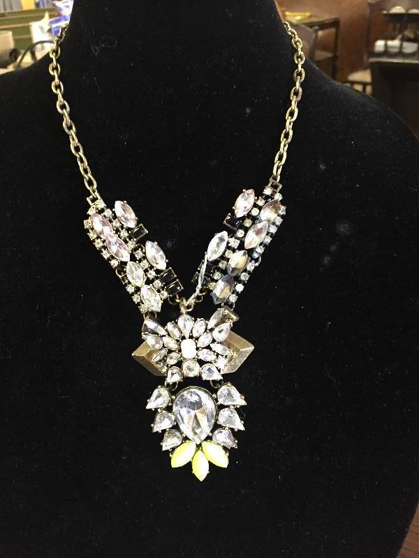 lot 3365 image: Necklace