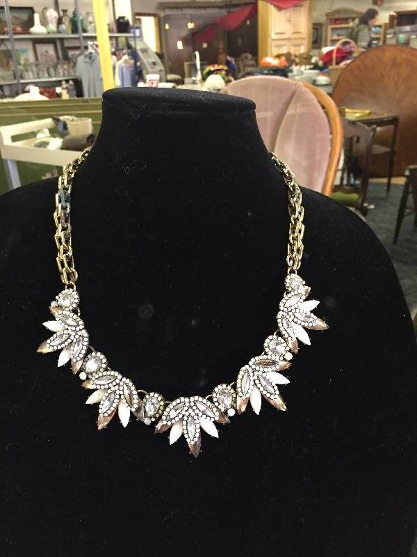 lot 3392 image: Antique necklace