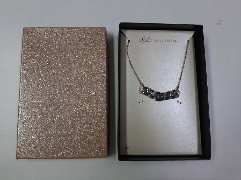 lot 1348 image: Sofia Vergara necklace - 18