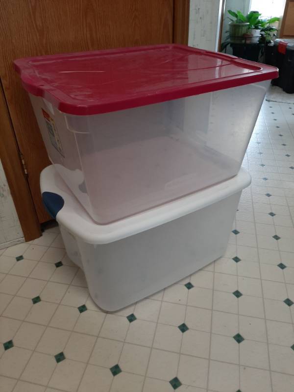 lot 1351 image: 2 storage tubs with lids