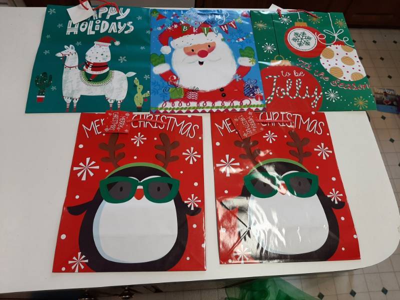 lot 1361 image: 5 Christmas gift bags