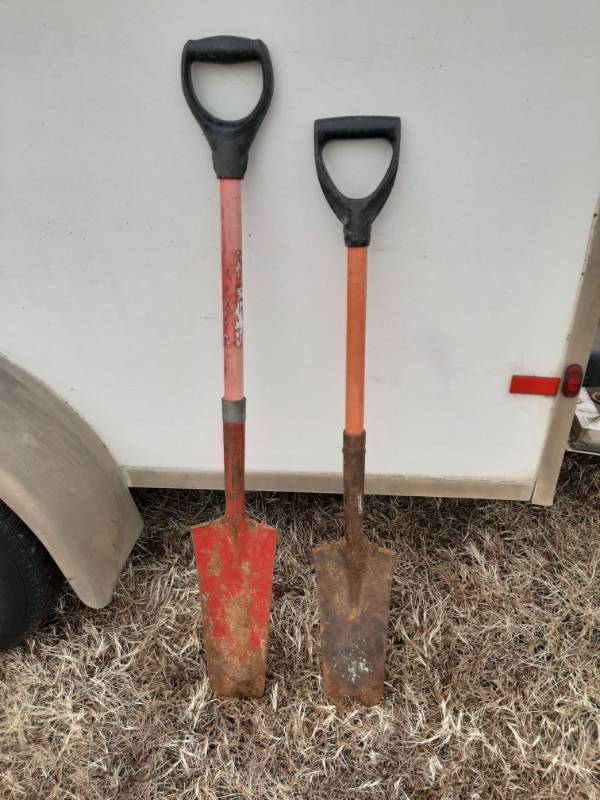 lot 1390 image: 2 sharpshooter shovels with fiberglass handle
