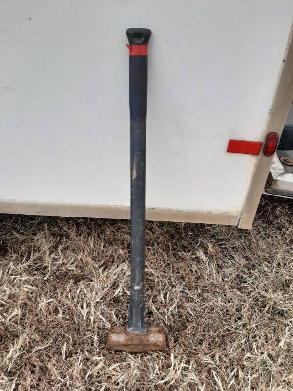 lot 1391 image: 10 Lb sledgehammer with fiberglass handle