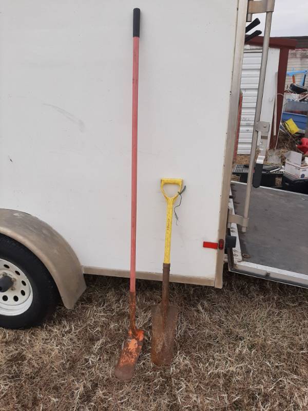 lot 1392 image: Sharpshooter with fiberglass handle and trenching shovel with bend in head