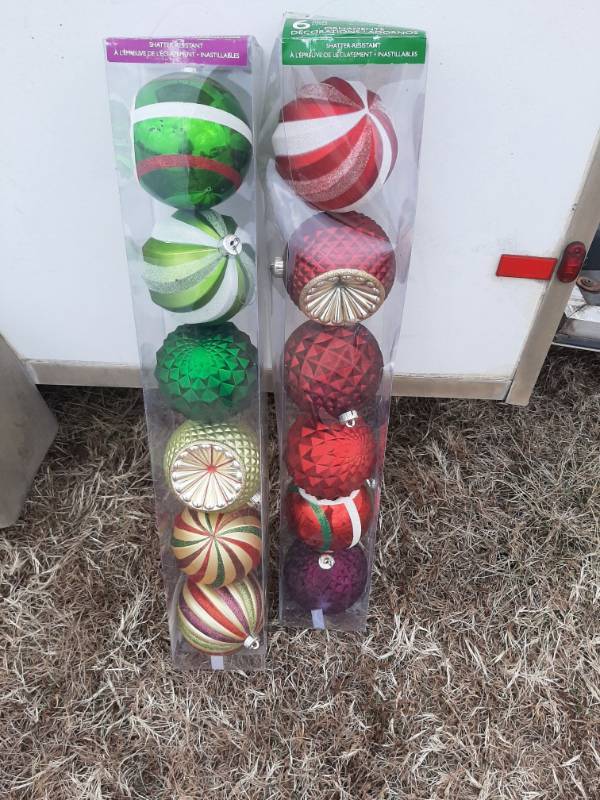 lot 1400 image: 2 packages large Christmas ornaments
