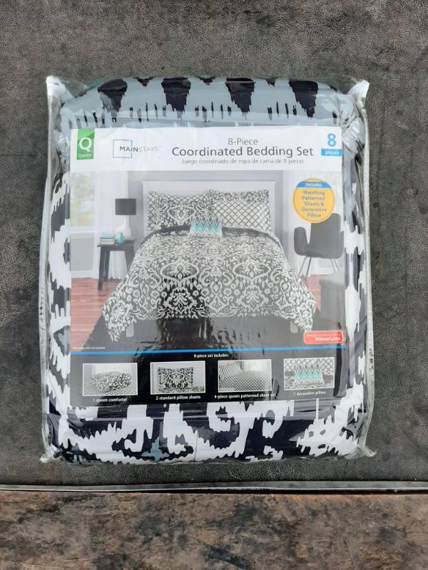 lot 1414 image: Queen Size Mainstays Damask Bed in a Bag Bedding Set