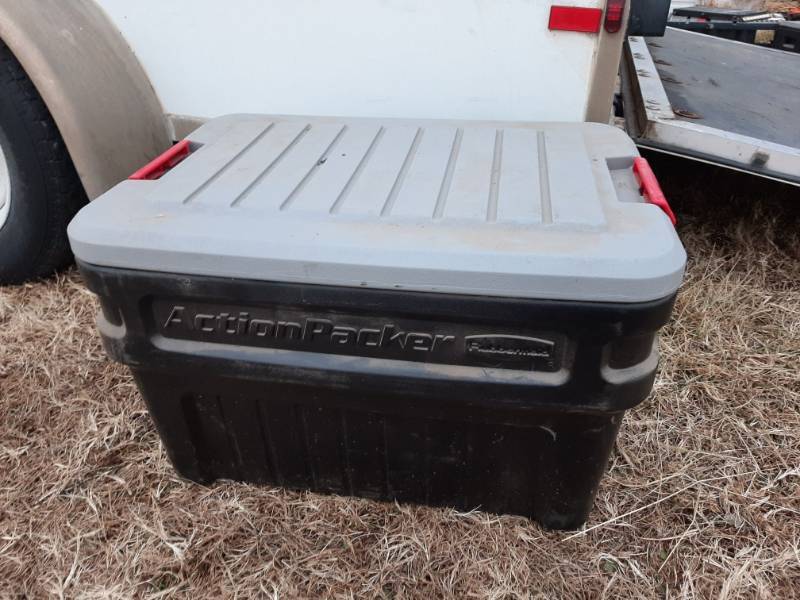 lot 1416 image: Rubbermaid action packer storage tote