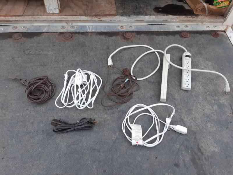 lot 1418 image: Indoor extension cords and multi plugs