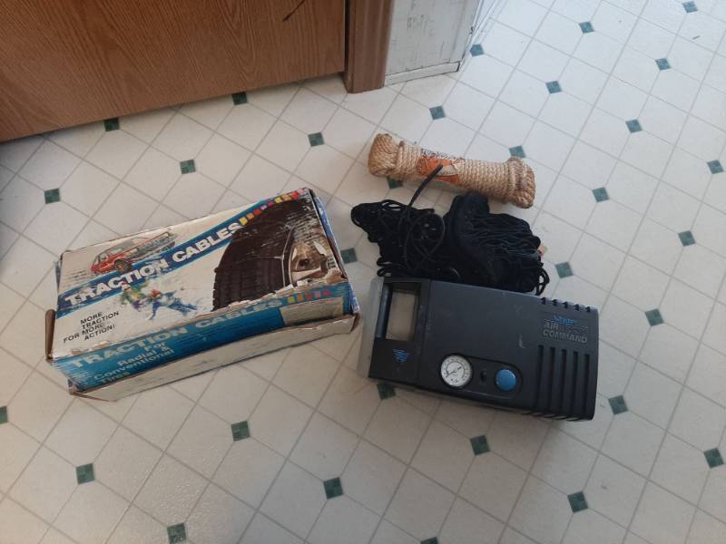 lot 1484 image: Auto accessories - cargo net, rope, traction cables and 12V air compressor