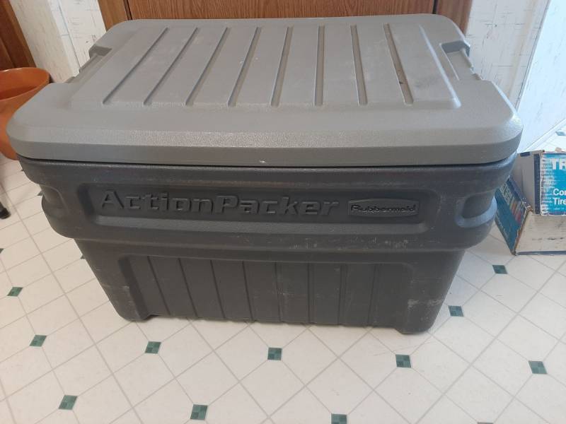 lot 1485 image: Rubbermaid action packer storage tote