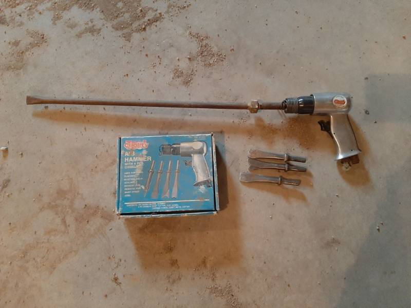 lot 1544 image: Air hammer with bits