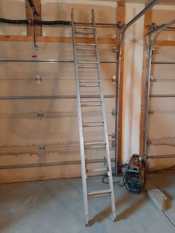 lot 1548 image: Aluminum extension ladder
