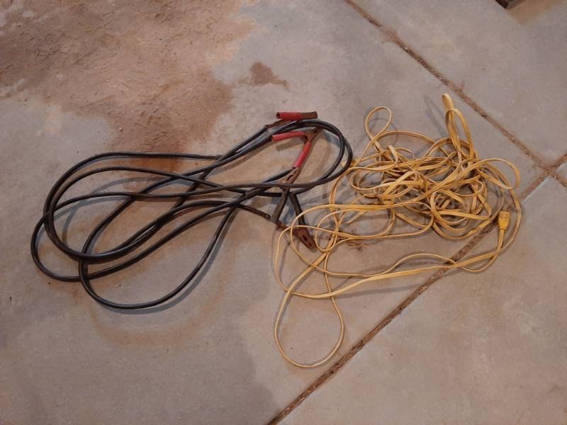 lot 1549 image: Jumper cables and extension cord