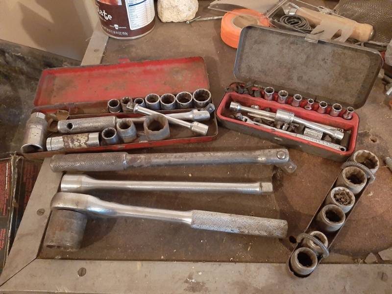 lot 1553 image: Assorted sockets and breakovers