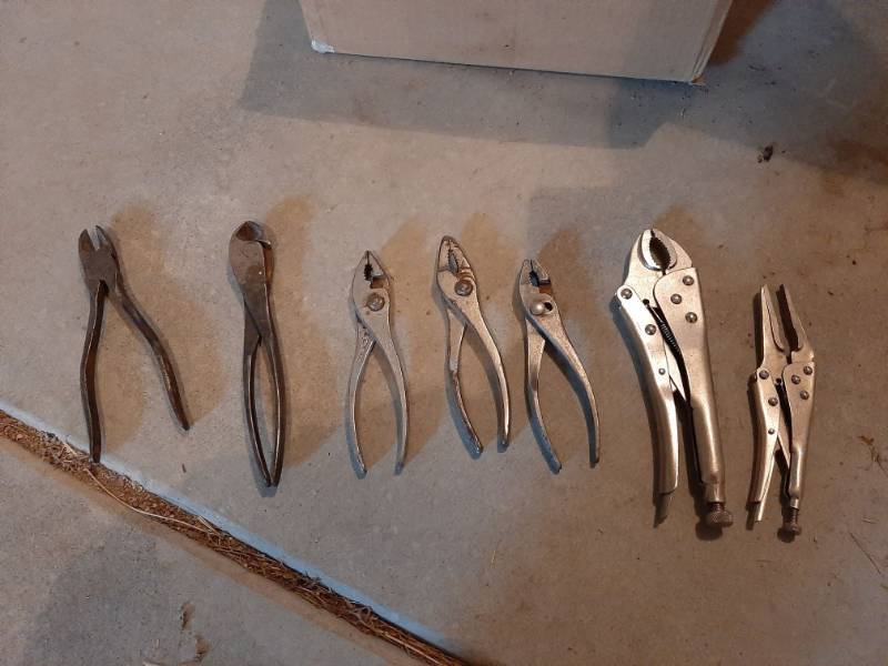 lot 1560 image: Assorted pliers and locking pliers