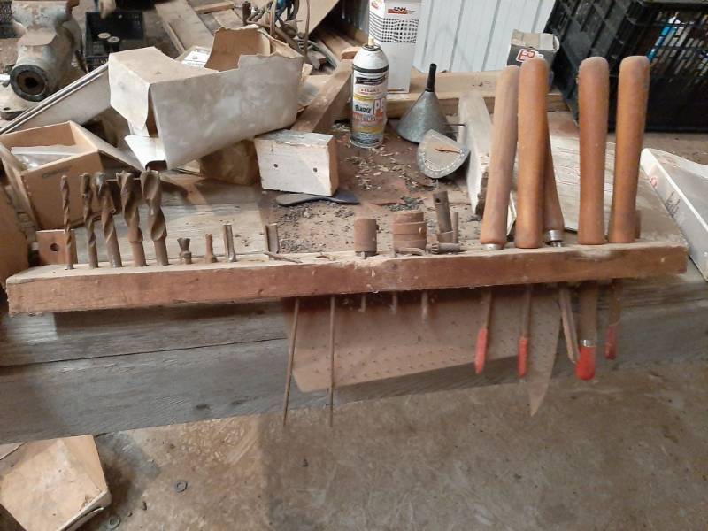 lot 1578 image: Lathe knives and drill bits in rack