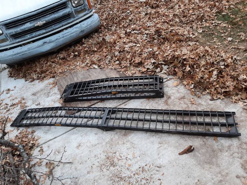 lot 1579 image: Pair of folding aluminum ramps