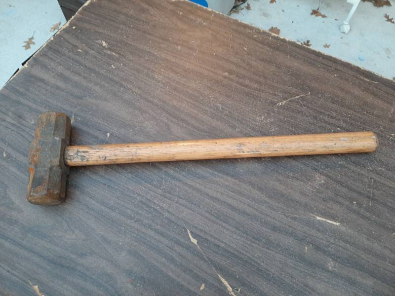 lot 1587 image: 8 Lb sledgehammer
