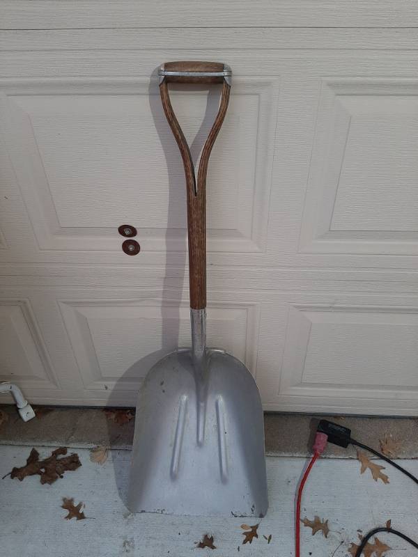 lot 1599 image: Aluminum grain scoop