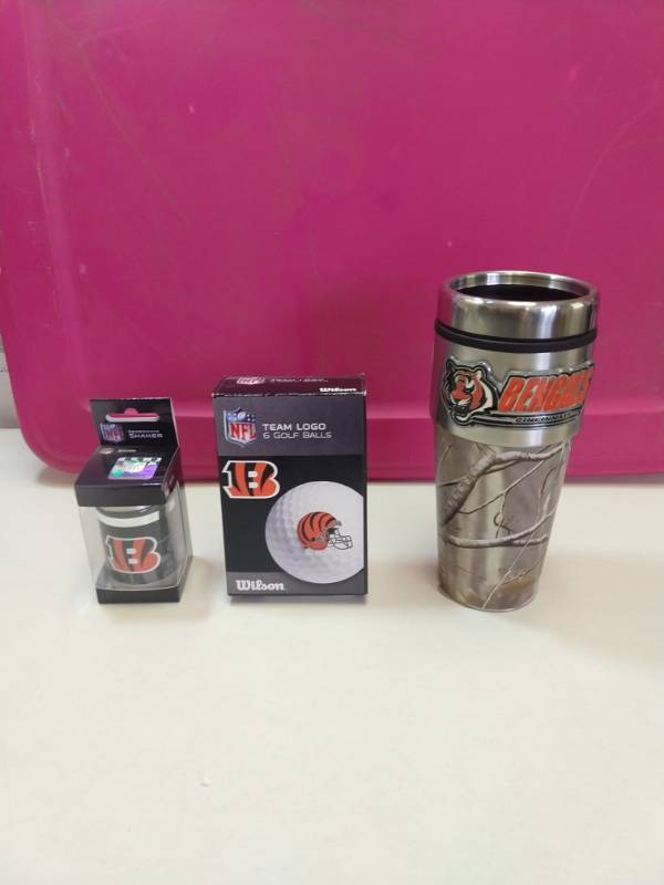 lot 2505 image: Cincinnati Bengals 3-piece gift set