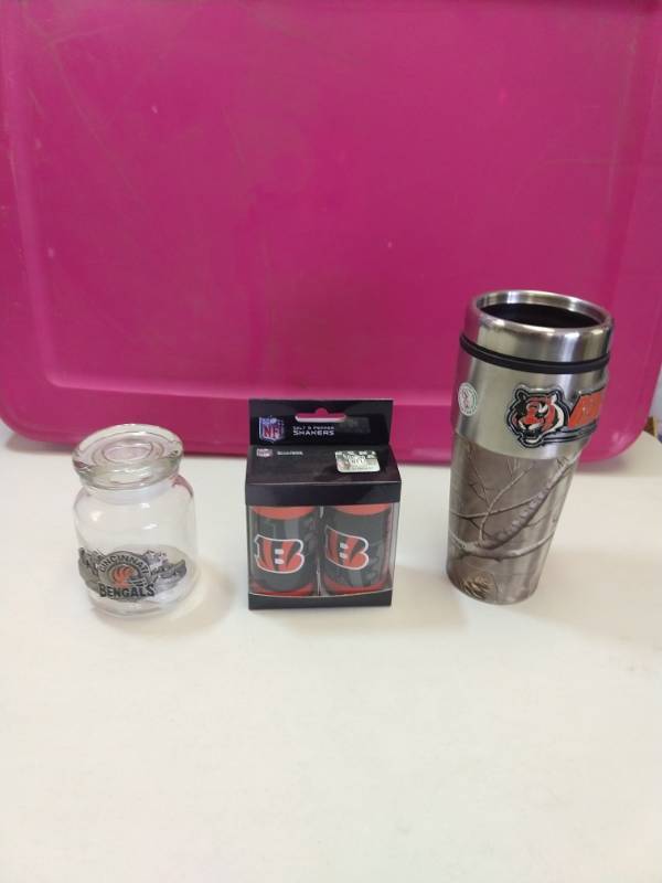 lot 2506 image: Cincinnati Bengals 3-piece gift set