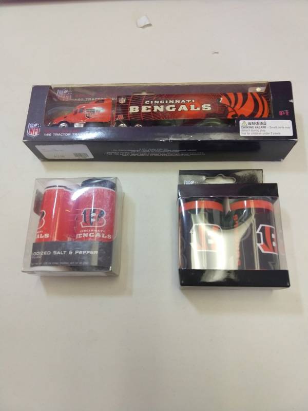 lot 2508 image: Cincinnati Bengals 3-piece gift set