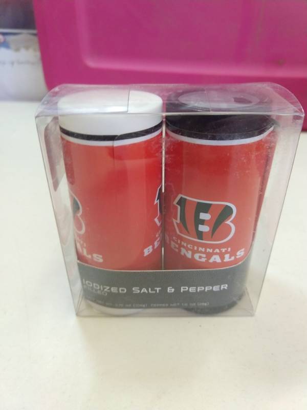 lot 2513 image: Cincinnati Bengals riddell micro helmet and salt and pepper shakers
