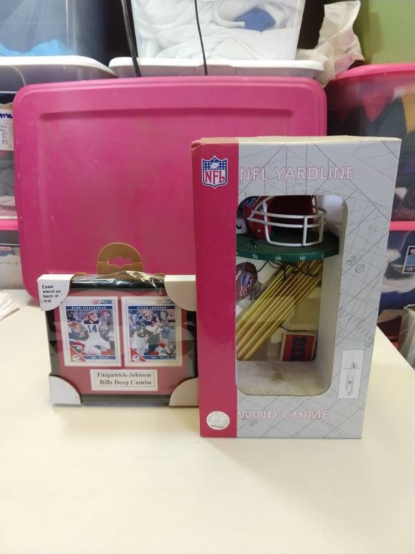 lot 2526 image: Buffalo Bills two piece gift set