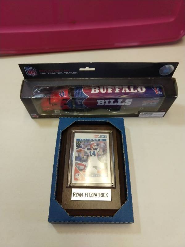 lot 2550 image: Buffalo Bills two piece gift set