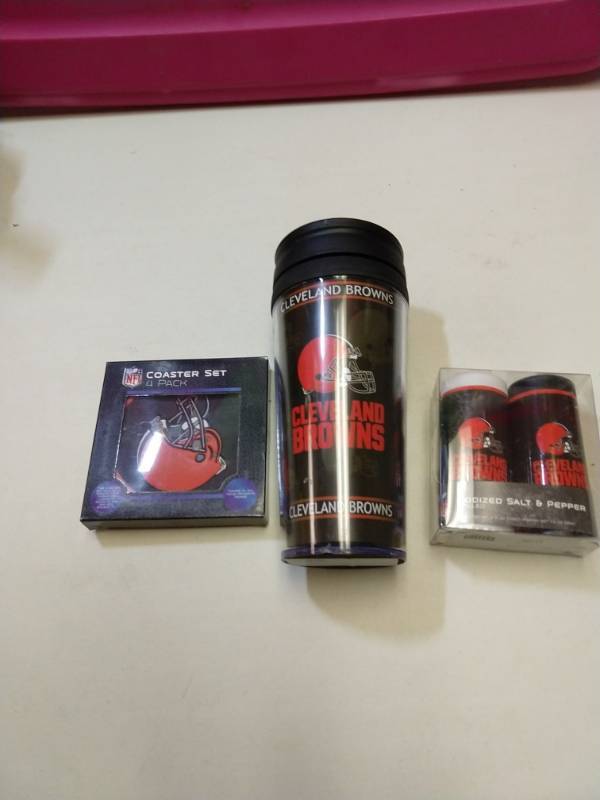 lot 2564 image: Cleveland Browns 3-piece gift set