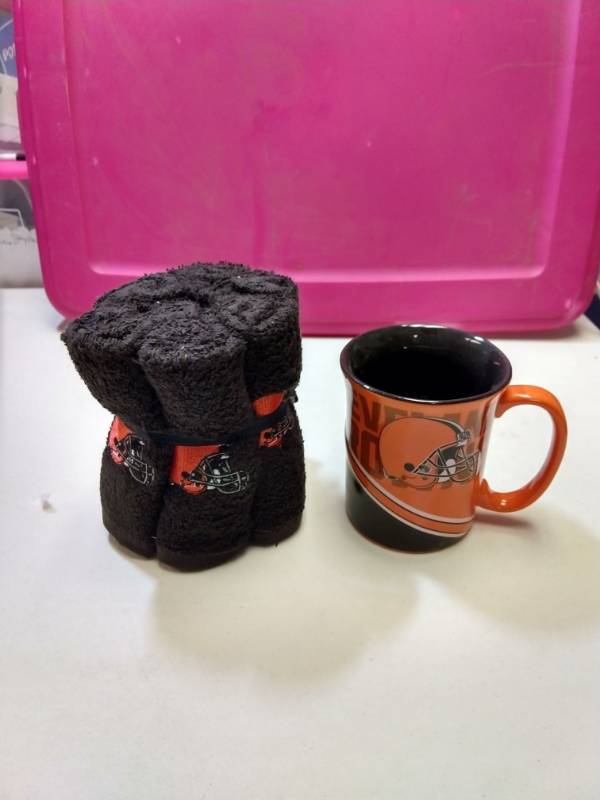 lot 2566 image: Cleveland Browns 2 piece gift set