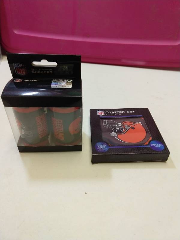 lot 2569 image: Cleveland Browns two piece gift set