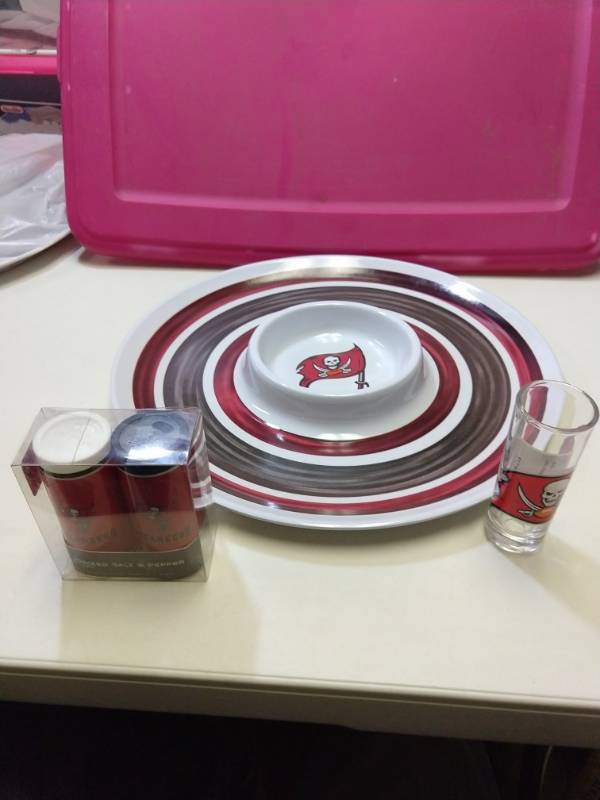 lot 2572 image: Tampa Bay buccaneers 3-piece gift set