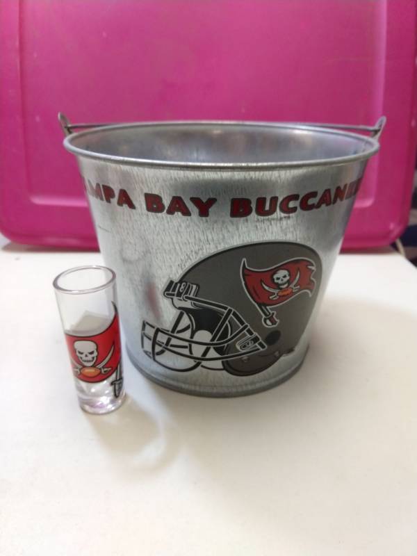 lot 2576 image: Tampa Bay buccaneers 2 piece gift set