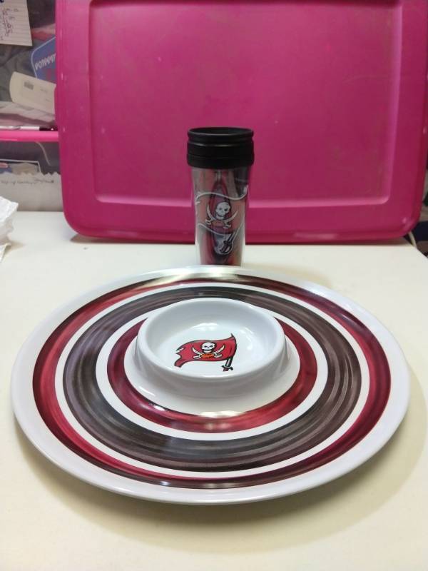 lot 2578 image: Tampa Bay buccaneers 2 piece gift set