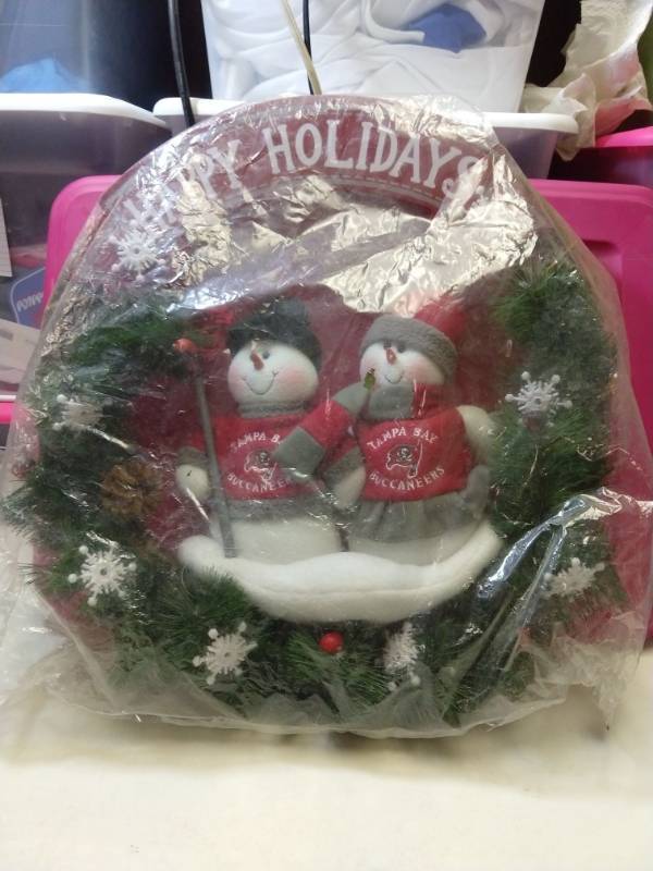 lot 2581 image: Tampa Bay buccaneers happy holidays Christmas wreath