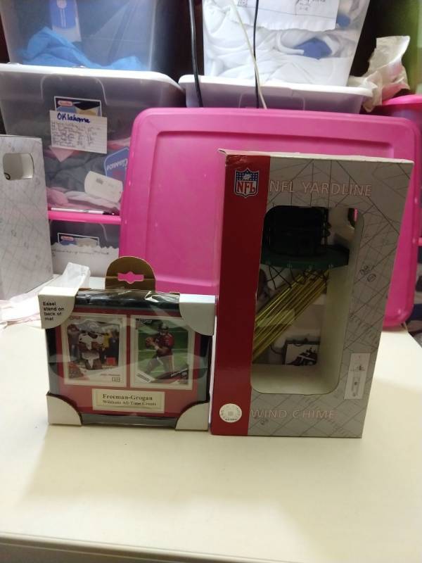 lot 2583 image: Tampa Bay buccaneers two piece gift set