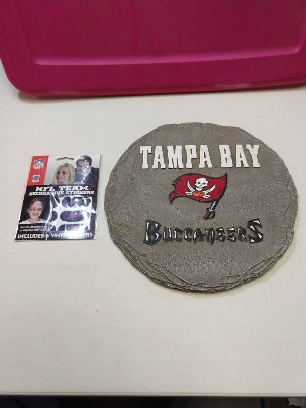 lot 2590 image: Tampa Bay buccaneers 2 piece gift set