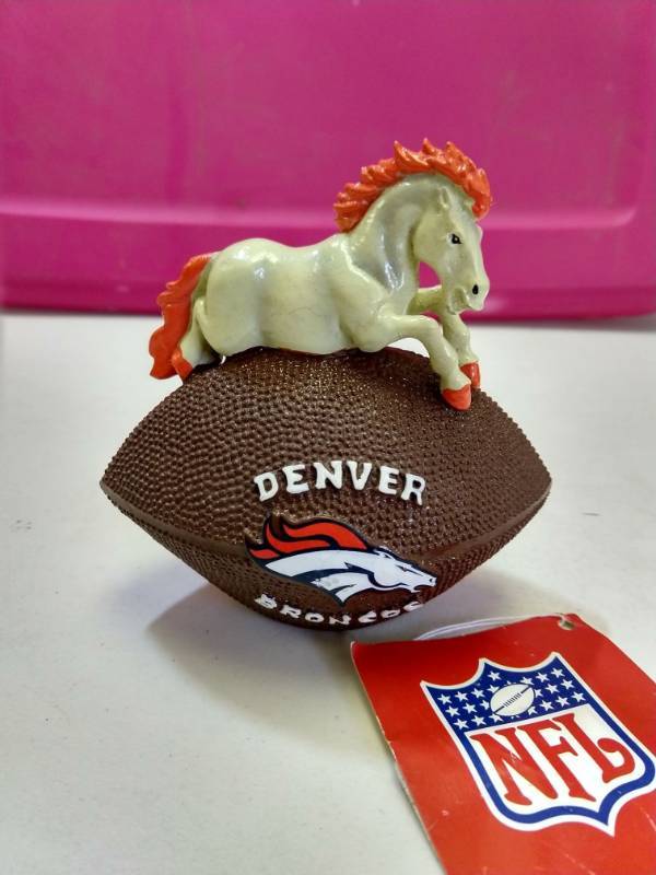 lot 2594 image: Denver broncos 2-piece gift set