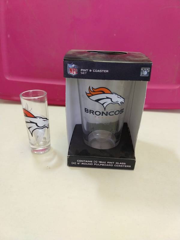 lot 2598 image: Denver broncos 2 piece gift set