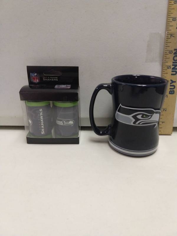 lot 2873 image: Seattle Seahawks 2 piece gift set