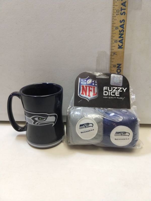 lot 2875 image: Seattle Seahawks two piece gift set